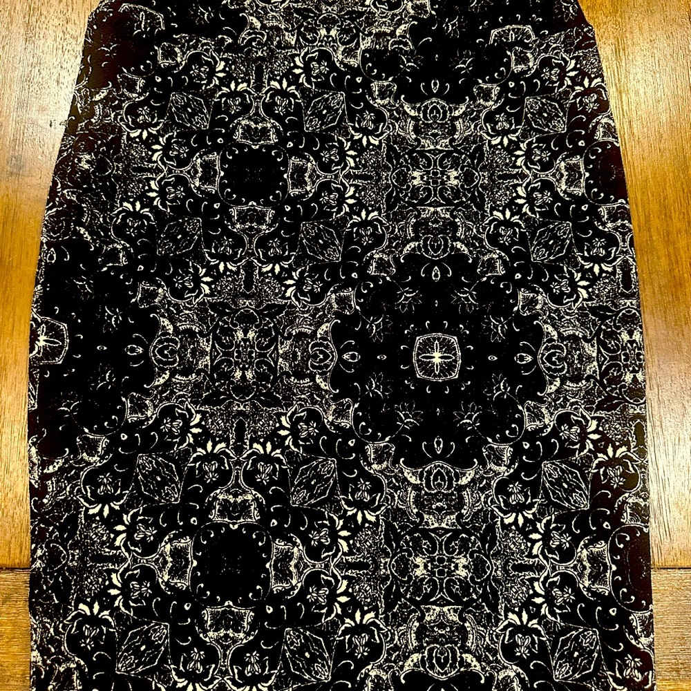 Lularoe Cassie Pencil Skirt size S (6-8)
Elegant Black and White Patterned Skirt